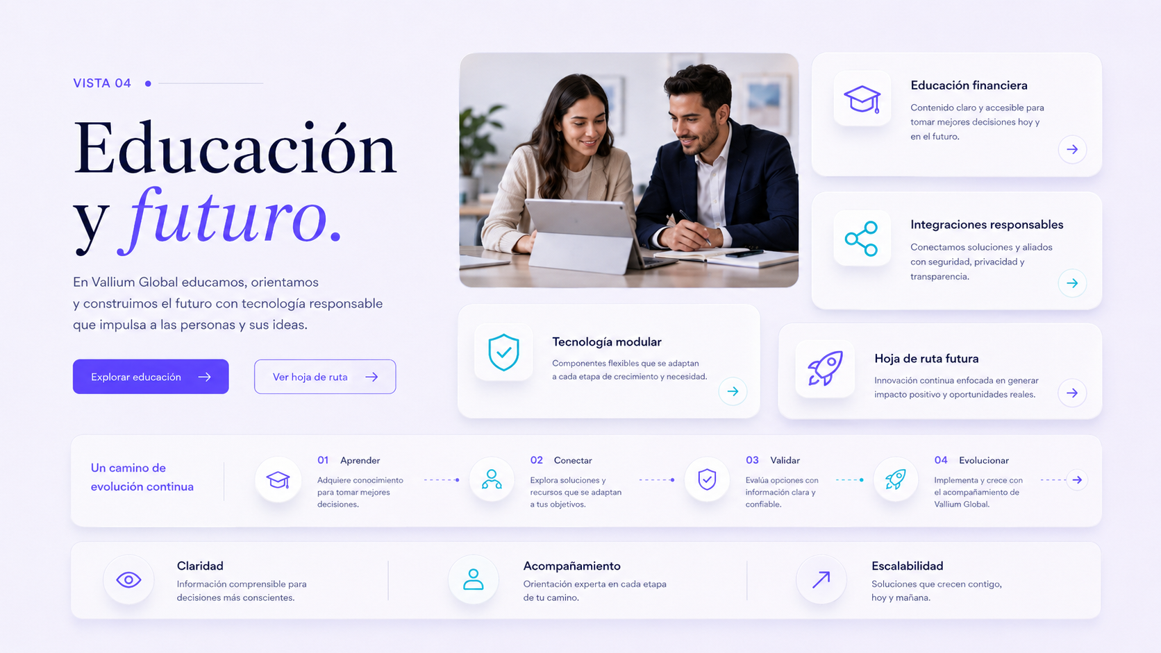 Personas revisando contenidos educativos y una hoja de ruta digital